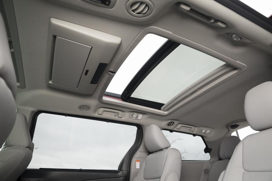 Детали интерьера Toyota Sienna Limited (XL30) 2017 года  (фото 10 из 31)